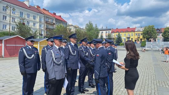 OSTROWIEC | Policjanci świętowali. Były awanse, podziękowania i piknik