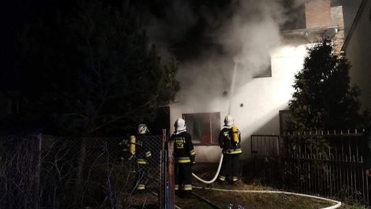 OSTROWIEC: Pożar domu jednorodzinnego. 1 osoba trafiła do szpitala
