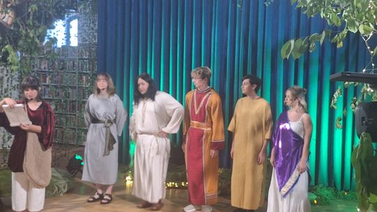 OSTROWIEC | "Sen Nocy letniej" na scenie biblioteki