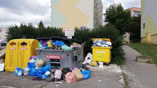 Ostrowiec: Śmiecie wysypują się z kontenerów