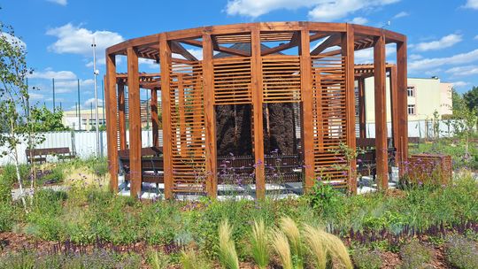 OSTROWIEC | Stawki zyskały nowe serce - park kieszonkowy i tężnię