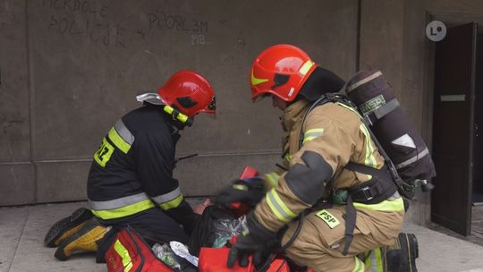 OSTROWIEC: Strażacy szkolą swoje umiejętności. Tym razem ćwiczenia w kinie Etiuda