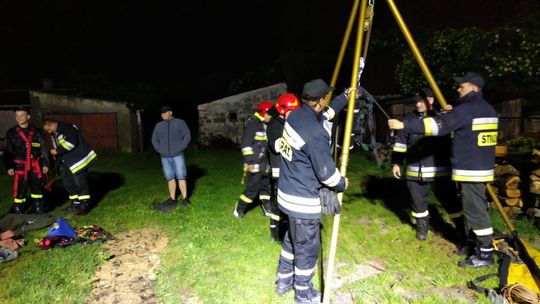 OSTROWIEC: Strażacy uratowali psa z 22 metrowej studni