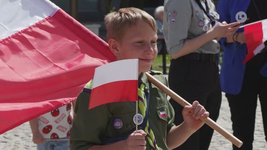 OSTROWIEC | Świętowano Dzień Flagi. Rozdawano kotyliony i flagi