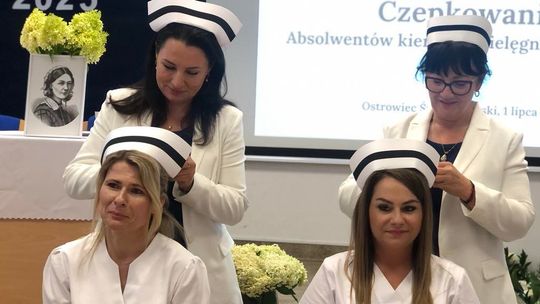OSTROWIEC| Tradycja czepkowania. Wkroczyli w zawód pielęgniarki