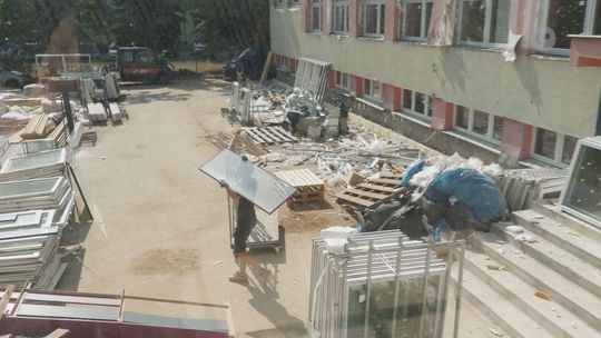 OSTROWIEC | Trwa termomodernizacja PSP 5. To wyzwanie logistyczne i organizacyjne