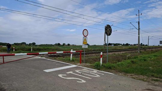 OŻARÓW | Rolnicy z Janowic bez przejazdu kolejowego – gmina reaguje