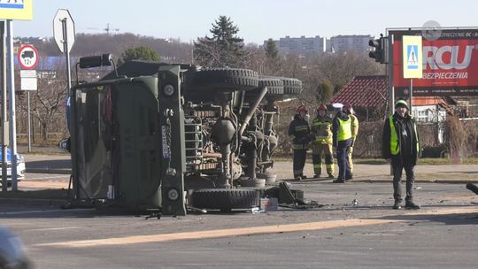 Passat przewrócił wojskową ciężarówkę 