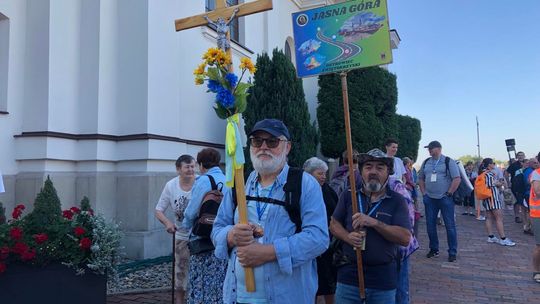 Pątnicy wyszli na pielgrzymkowy szlak