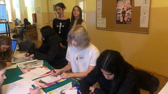 Uczniowie pisali listy w obronie praw człowieka