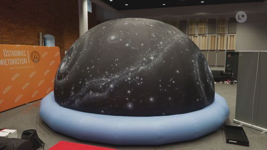 Planetobus Centrum Nauki Kopernik zawitał do Ostrowca – mobilne planetarium dla uczniów