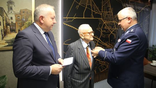 Płk Andrzej Maronde z Ostrowca odznaczony za udział w operacji „Samum” Płk Andrzej Maronde z Ostrowca odznaczony za udział w operacji „Samum”