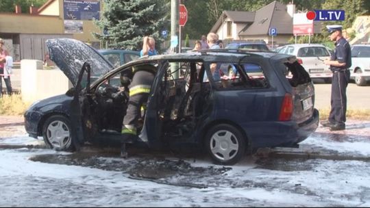 Płonące auto na ulicy Iłżeckiej w Ostrowcu