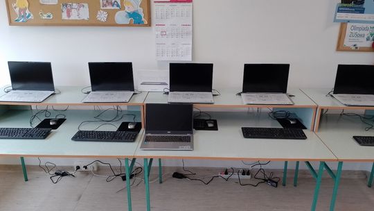 Ponad 580 urządzeń trafiło do 11 szkół w powiecie ostrowieckim w ramach KPO