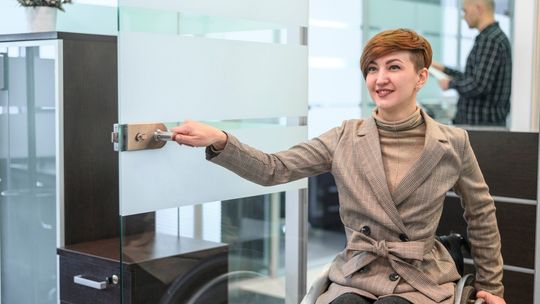 Poręcze do toalety dla niepełnosprawnych – jak dobrać odpowiednie?