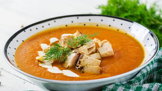 Porównanie popularnych diet w cateringu dietetycznym - którą wybrać?