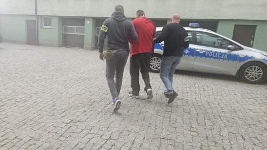 Pościg w Ostrowcu Świętokrzyskim. Pijany kierowca zaatakował policjanta Pościg w Ostrowcu Świętokrzyskim. Pijany kierowca zaatakował policjanta