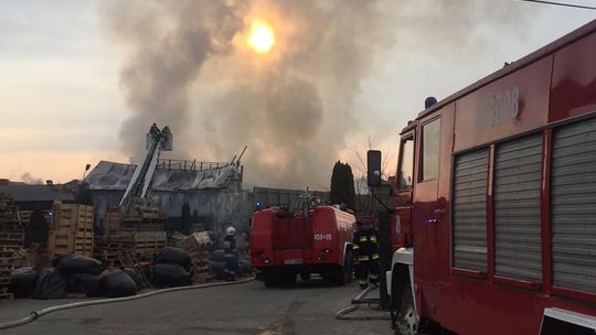Pożar hali produkcyjnej w Denkówku