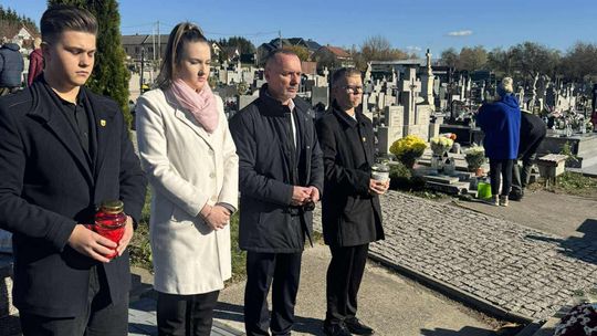 Młodzi radni z Ożarowa uczcili nieznanych żołnierzy — kwiaty, znicze i lekcja pamięci