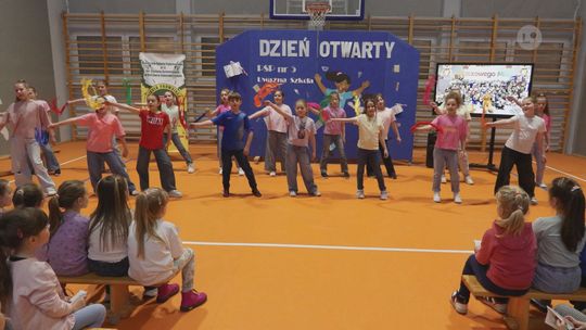Przedszkolaki gościły w „piątce”. Dzień otwarty w największej ostrowieckiej podstawówce