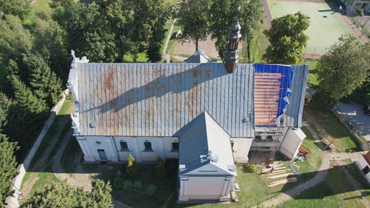 Remont dachu na kościele w Denkowie