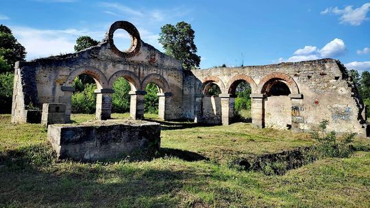 Ruiny walcowni przyciągają turystów i historyków