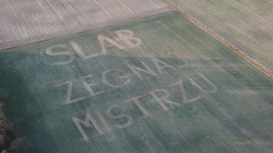 Mieszkańcy Bałtowa oddają hołd mjr. Miaciejowi Krakowianowi przez wyjątkowy napis na polu