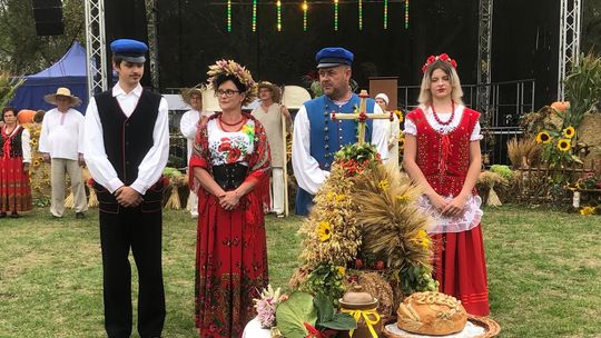 Rolnicy z gminy Tarłów podziękowali za plony podczas barwnego widowiska obrzędowego
