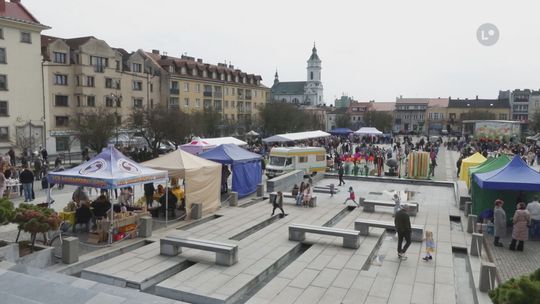 Rynek pełen smaków, palm i rodzinnych atrakcji