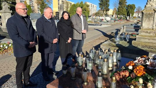 Samorządowcy Ostrowca oddali hołd zasłużonym, zapalając znicze pamięci
