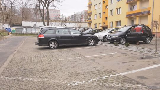 Sąsiedzkie problemy z parkingiem w tle