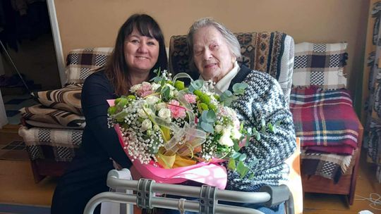 Setne urodziny pani Teresy Karpierz. Były życzenia i gratulacje