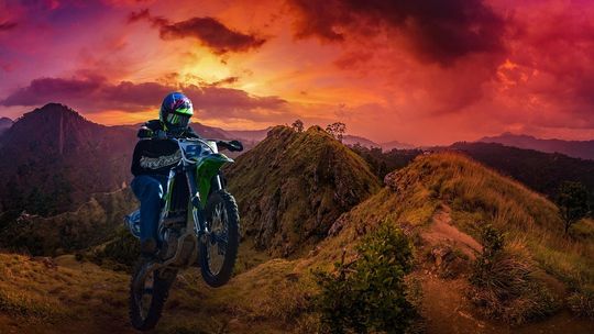 Sezon w pełni – gdzie w Warszawie motocykliści kupują sprawdzony sprzęt na trasę?