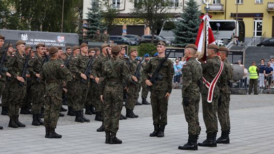 Słowa roty przysięgi terytorialsi wypowiedzieli dziś w Ostrowcu
