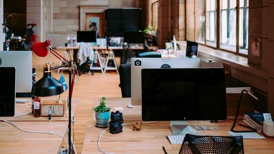 Słuchawki z mikrofonem USB – które będą najlepsze do pracy?