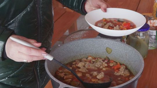 Smaki Basi II - odc. 4 Rozgrzewająca zupa gulaszowa Smaki Basi II - odc. 4 Rozgrzewająca zupa gulaszowa