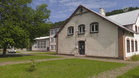 Stara szkoła w Bałtowie czeka na nowego właściciela
