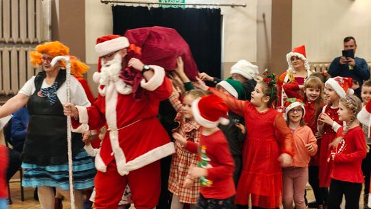 Świąteczne spotkanie z Mikołajem w Malwie: gry, przebrania i efektowny pokaz freestyle football