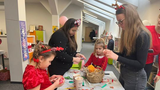 Świąteczny klimat w bibliotece — rodzinne warsztaty robienia ozdób