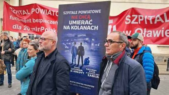 Szpitale powiatowe nie chcą umierać na kolanach. Protest przed ministerstwem