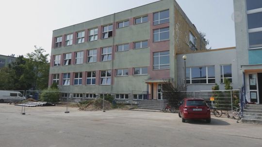 Termomodernizacja PSP nr 5 w Ostrowcu Świętokrzyskim wchodzi w kolejną fazę Termomodernizacja PSP nr 5 w Ostrowcu Świętokrzyskim wchodzi w kolejną fazę