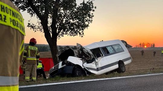 Tragiczny wypadek na DK 74 w Lechowie. Śmierć trenera i kierowcy busa