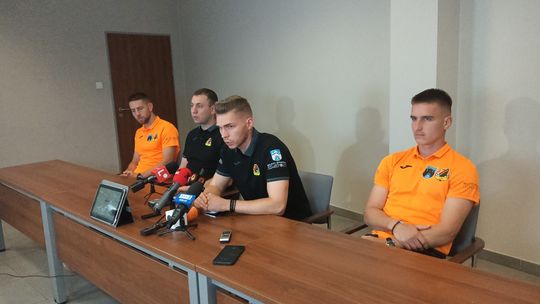 Trener i piłkarze KSZO odpowiedzieli na pytania dziennikarzy i kibiców