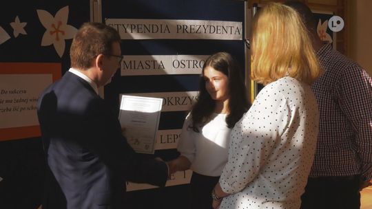 Uczniowie odbierają miejskie stypendia