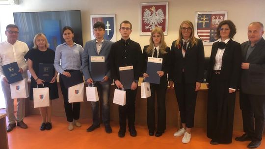 Uczniowie potwierdzili kompetencje językowe. Certyfikaty Cambridge przyznane