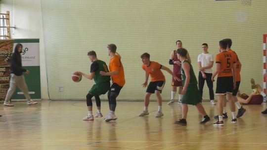Uczniowie rywalizowali w turnieju koszykówki