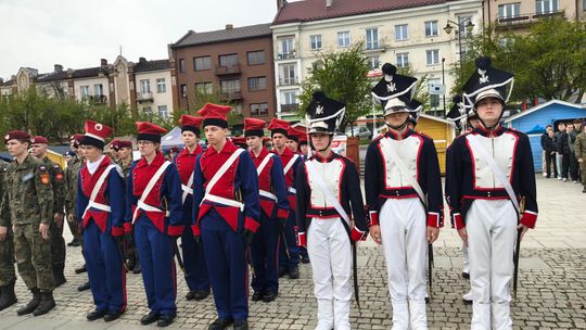 Uczniowie szkół ZDZ złożyli uroczyste ślubowanie na rynku w Ostrowcu Świętokrzyskim