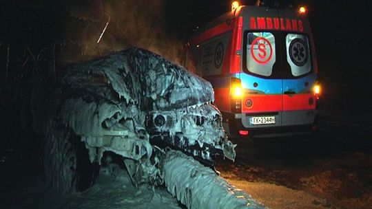 Uderzył w słup, auto spłonęło doszczętnie