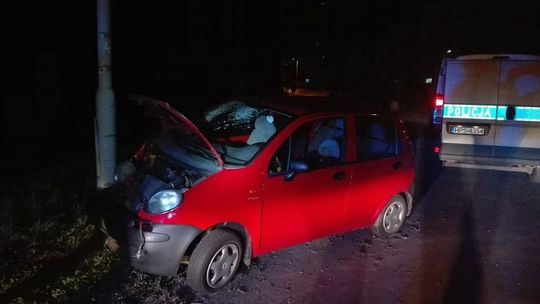 Uderzyli w słup i uciekli