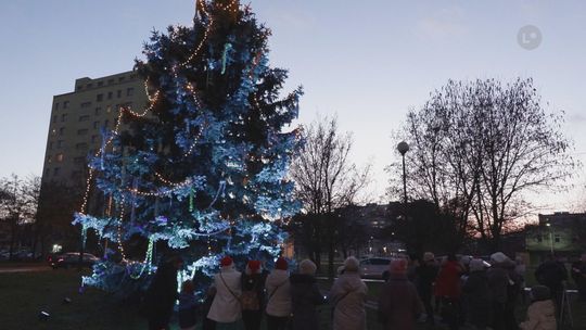 Uroczyste dekorowanie i rozświetlenie choinki na skwerze  w osiedlu Ogrody